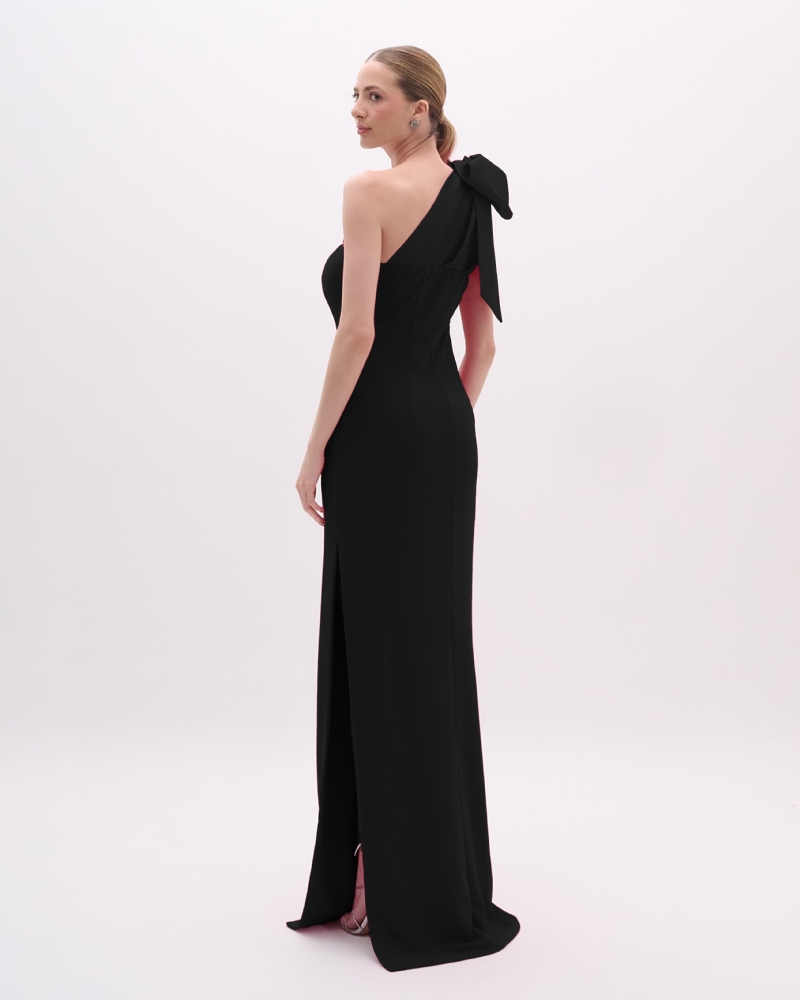 Vestido de festa um ombro só com fenda lateral e laço de tafetá na alça